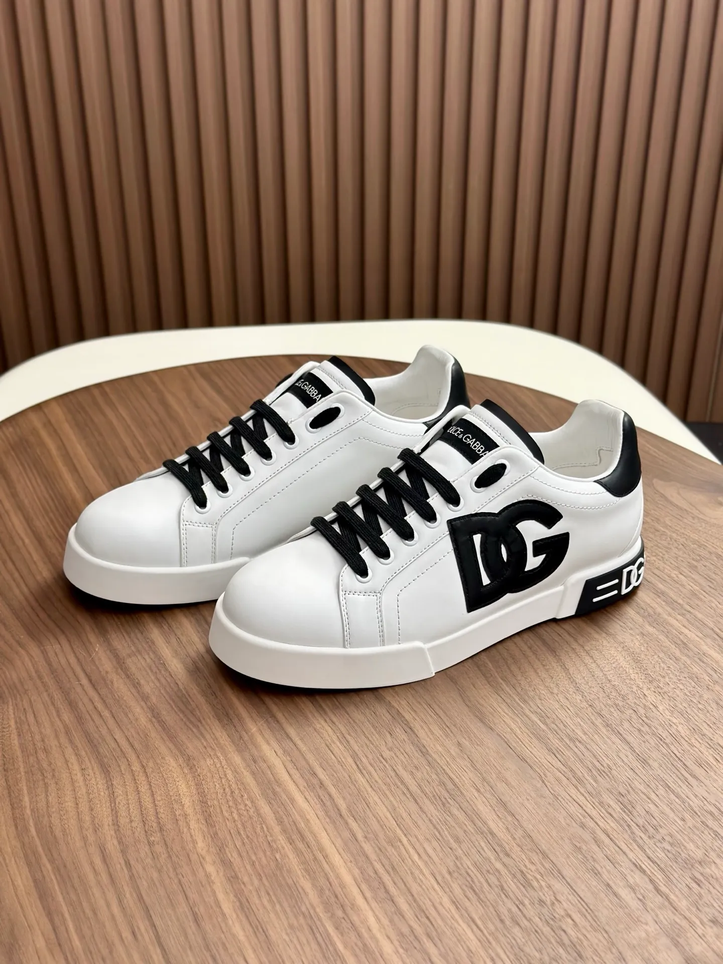 New product 💰800 DG Dolce & Gabbana men's shoes 💰ortofino calfskin sneakers ♞size; 39~44 (customized 38.45.46) Iconic men's shoes 💰ortofino series of sneakers, classic and timeless style, now presented with fashionable details. The calfskin engraved DG logo is a subtle finishing touch. Men's shoes💰ortofino calfskin sneakers: